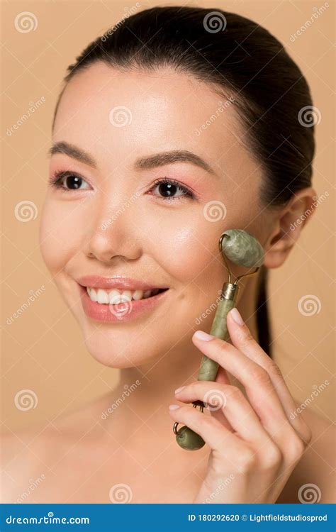 Jolie Fille Asiatique Nue Joyeux Faire Massage Visage Avec Rouleau De Jade Photo Stock Image