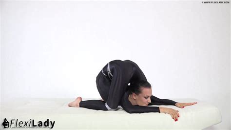 Alina Ruppel Contortion In A Wetsuit