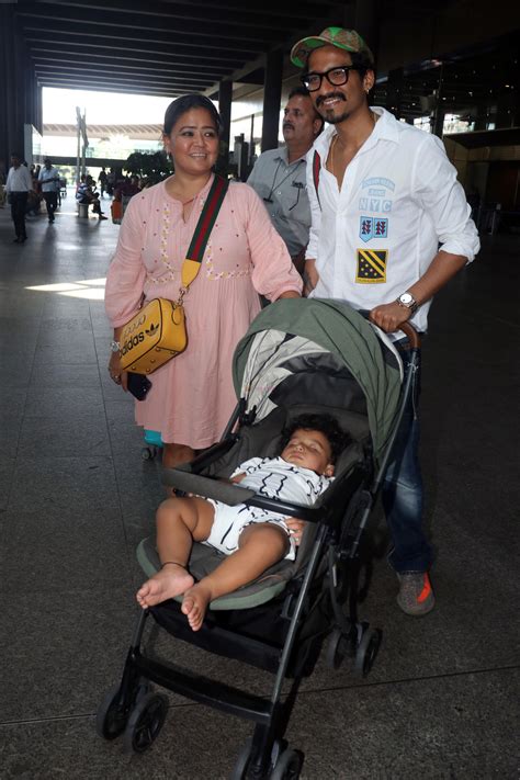 Bharti Singh And Haarsh Limbachiyaa At Airport On 22nd May 2023 Bharti Singh Bollywood Photos