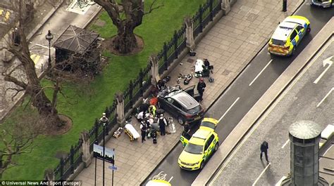 London Terror Attacker Speeds Along Westminster Bridge Daily Mail Online