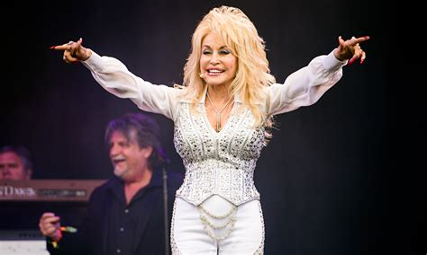 Glastonbury 2014 Dolly Parton Lifts Rain Soaked Festival To Sunnier