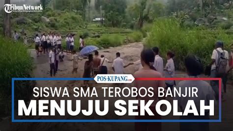 Siswa Sma Di Sikka Nekat Terobos Banjir Menuju Sekolah Youtube