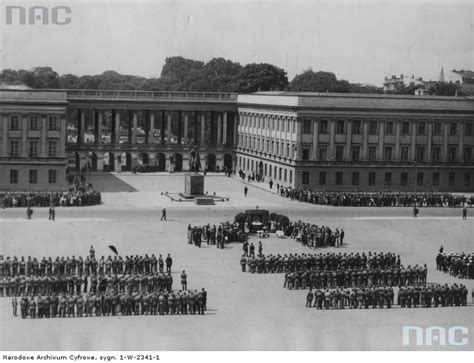 Piłsudskiego), rezydencja, ogród z osiową aleją, zamknięty żelazną bramą oraz pawilony koszar artylerii. Pałac zmarnowanych szans