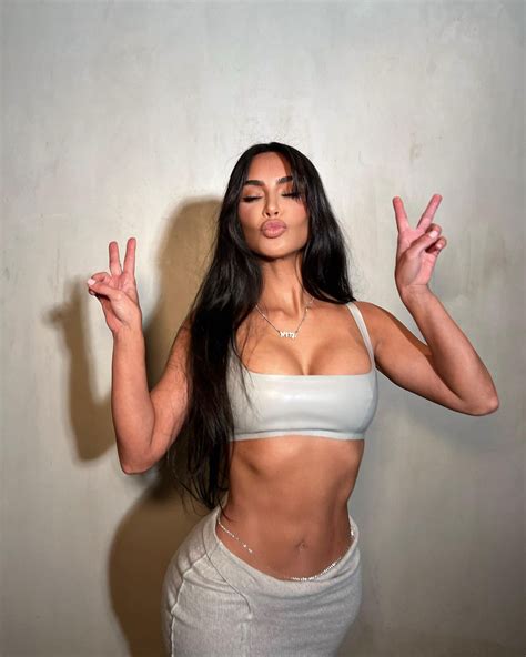 Kim Kardashian S Stunning Posing Techniques That Turn Heads Lewtu