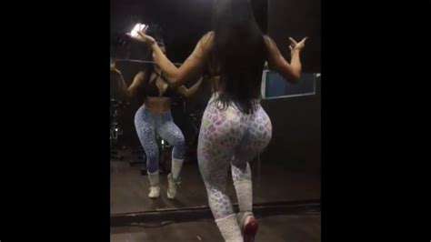 Mulheres novinhas gostosas dançando Funk de shortinho e calça legging