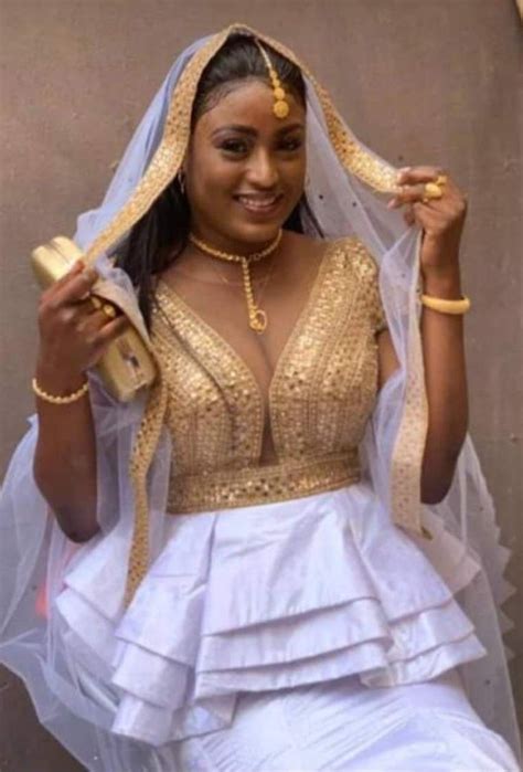 Épinglé Par Amy Traoré Sur Sénégalaise Robes De Mariée Africaine Tenue Mariage Traditionnel