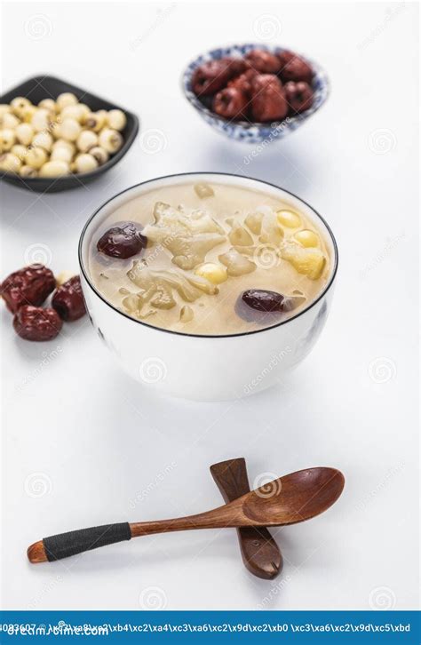 Sopa De Semillas De Hongo Blanco Y De Loto Alimentando Con Fecha Roja