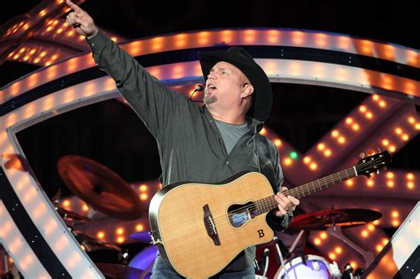 Garth Brooks Came Up With A Stunning Performance Of Mom On The Ellen