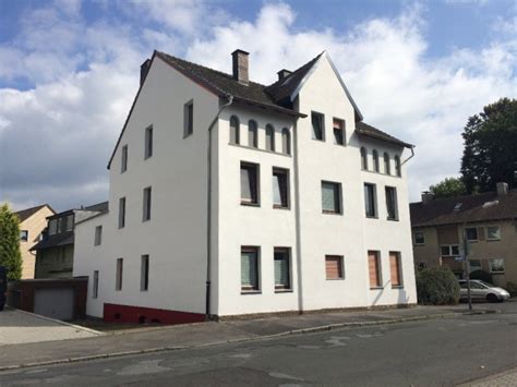 Bad mit dusche, bad mit fenster, balkon. WG-freundliche 2-Zimmer-Wohnung in zentraler Lage in ...