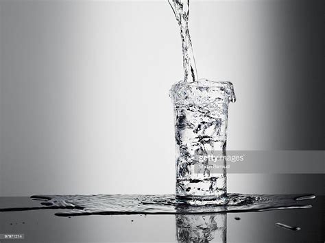 Water Pouring Into Glass And Overflowing Stockfoto Getty Images