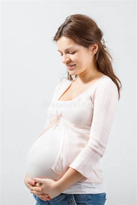 Mujer Embarazada De Los Jóvenes Foto De Archivo Imagen De Lindo
