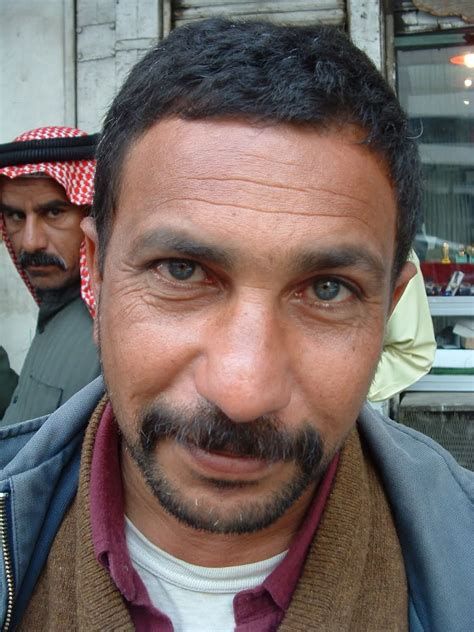 Hombre Iraqu De Ojos Azules How To Do Eyebrows Eyebrow Trends