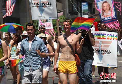 纽约举行同性恋骄傲大游行 庆祝同性婚姻合法一周年 频道凤凰网