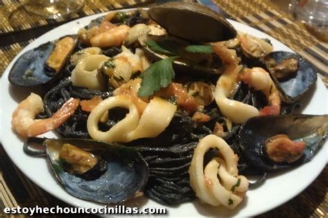 300 g de spaghettis moyens 1 l de moules grattées 1/2 l de coques 12 palourdes 24 crevettes 1 jus de citron 1 œuf 1 oignon 1 verre de vin blanc sec 8 branches de persil 50 g de beurre 4 cuillerées à soupe de gruyère râpé sel, poivre. Épinglé sur A table!