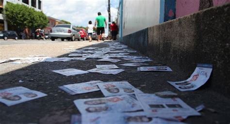 Santinhos De Candidatos Poluem Ruas De Manaus No Domingo De Eleição