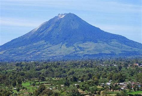 Gunung Sinabung Masuk 10 Objek Wisata Dunia Paling Berbahaya Ini