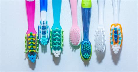 5 Signs That Its Time To Change Your Toothbrush