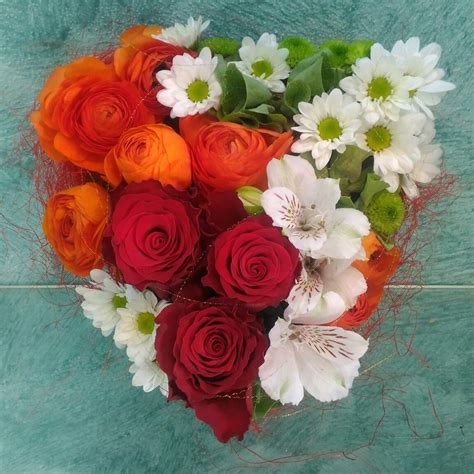 Ecco la tua soluzione per inviare fiori a domicilio: Composizione di fiori freschi a forma di cuore ...