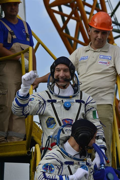 Esa Soyuz Ms 13 Crew Give A Final Wave