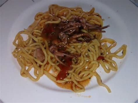 I polipetti affogati, letteralmente lasciati affogare nel sugo di pomodoro, sono perfetti da servire con dei crostoni di pane per un ricco antipasto, ma anche come condimento per una pasta che vi farà leccare i baffi. Ricetta spaghetti con sugo di polipetti | Dolcidee