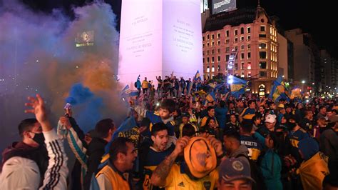 Incidentes En Los Festejos De Boca Un Hincha Se Cayó Desde La Reja Del Obelisco Y Al Ingresar