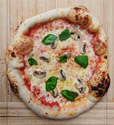 My absolute favourite: Pizza Funghi, neapolitan style. : Pizza
