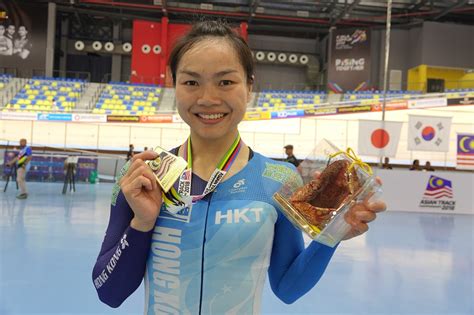 Descriptionhkt hong kong velodrome tram body ads the club april 2017 ix1 trackworldchamp 李慧詩 lee wai sze sarah.jpg. 李慧詩荷蘭場地單車世錦賽 奪凱林賽銀牌 -- 星島日報
