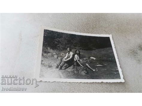 Снимка Мъж гол до кръста и младо момиче покрай рекичка Стари снимки Изделия от хартия