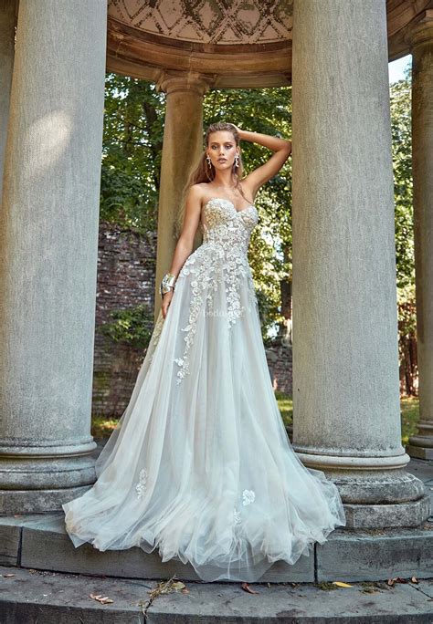 Das kurze hochzeitskleid von lilly wirkt beschwingt und frech, durch den gestuften zipflerock und den darübergelegten tüll, der sich über das bustier zu zwei. Vestido de Novia de Galia Lahav - Gia