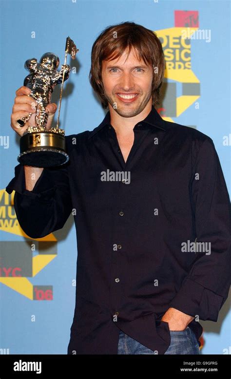 james blunt with his award for best male video for you re beautiful at the mtv video music