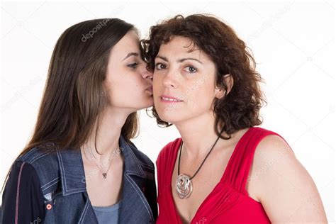 Fille aimante baiser sa mère sur la joue — Photographie sylv1rob1