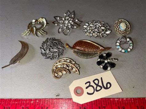 Womens Pins • Living Room Duck Soup Auctions