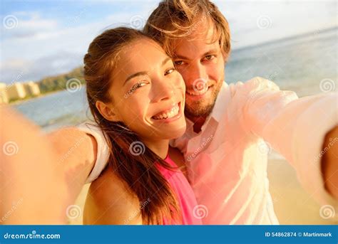 Couples Heureux Prenant Le Selfie Damusement Des Vacances Dété Photo Stock Image Du Adultes