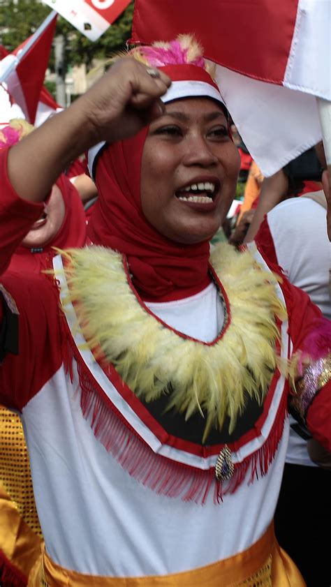 Foto Warga Merah Putihkan Jalan Protokol Jakarta Dalam Parade Juta