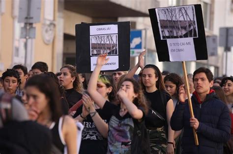 Cerca De 300 Alunos Manifestam Se Em Lisboa Por Melhores Condições Nas Escolas Portugal SÁbado