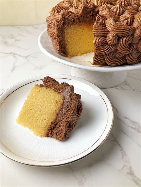Vanilla Sponge Cake With Chocolate Buttercream Frosting Tempting Treat