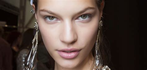 Pierwszy krem przeciwzmarszczkowy, należy zacząć używać po 25 roku życia, a najpóźniej po 30. Zmarszczki palacza - nie musisz palić, żeby się ich nabawić - Twój Styl