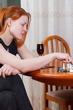Jana Bay Zieht Sich Beim Schachspielen Nackt Aus