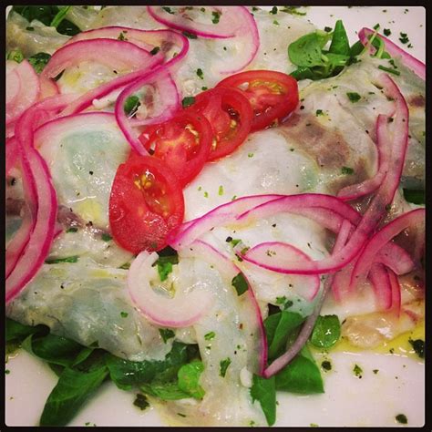 Ottimo come antipasto, può essere servito in un mix di il nome venne dato in onore del pittore vittore carpaccio, poiché a cipriani il colore della carne cruda ricordava i colori intensi dei quadri del pittore. Carpaccio di branzino con cipolla rossa di tropea | Il ...