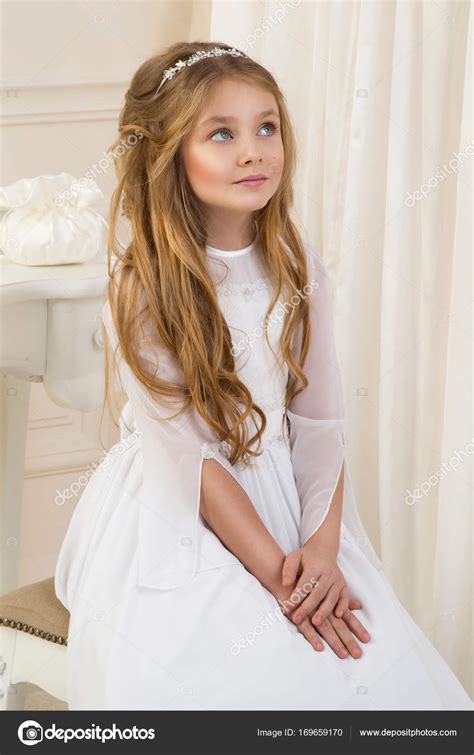 Lenyűgöző szépség fiatal lány modell a fehér áldozó ruha áll egy ...
