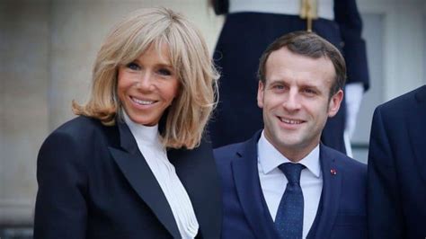 Emmanuel macron and his former teacher brigitte trogneux, the next first lady of france are not camera shy. Emmanuel et Brigitte Macron : ce repas en vacances qui a ...