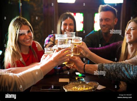 Gruppe Von Glücklich Freunde Party In Einer Bar Junge Leute Bier