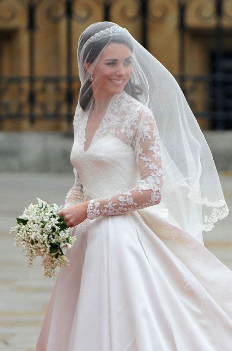 Kate Middleton’s Wedding Dress A Creamy White Lace Sleeved Homage To Grace Kelly Artofit