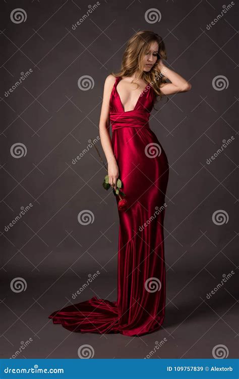 belle fille blonde portant une robe rouge de satin d encolure profonde ho image stock image du