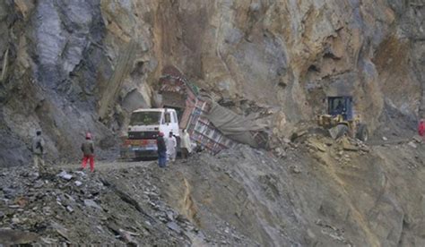 Amazing Images Of Karakoram Highway Drivers Worst Nightmare