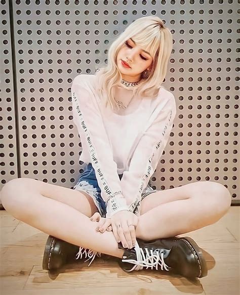 Trainee Lisa Is So Pretty With Blond Hair And Cool Outfits Jennie Lisa Blackpink Lisa Cool