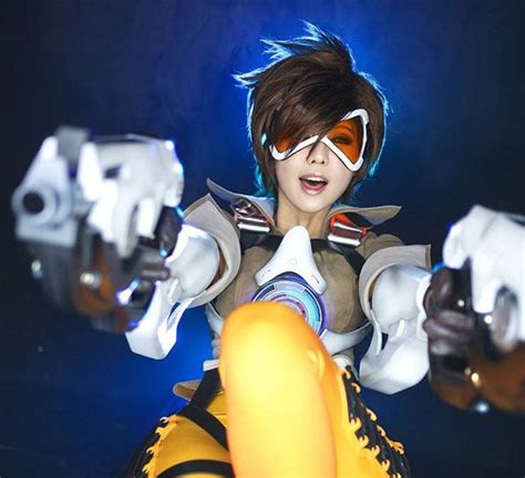 This ‘overwatch’ Tracer Cosplay Transcends The Butt Pose Tracer Overwatch Cosplay Tracer