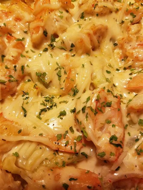 Pan seared garlic shrimp, broccoli and pasta tossed in creamy lightened up garlic alfredo sauce that contains no cream! Shrimp and broccoli alfredo bake (With images) | Shrimp and broccoli, Meal prep, Broccoli alfredo