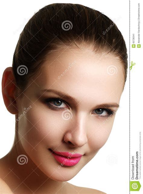 La Cara Modelo Hermosa De La Mujer Con Los Ojos Azules Y El Maquillaje