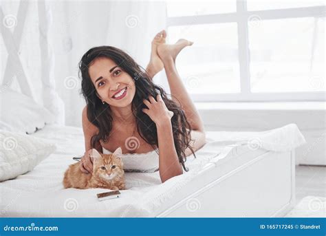 Zon Oprechte Glimlach Aantrekkelijke Blonde Ruste Op Het Witte Bed Met Haar Schattige Kitten